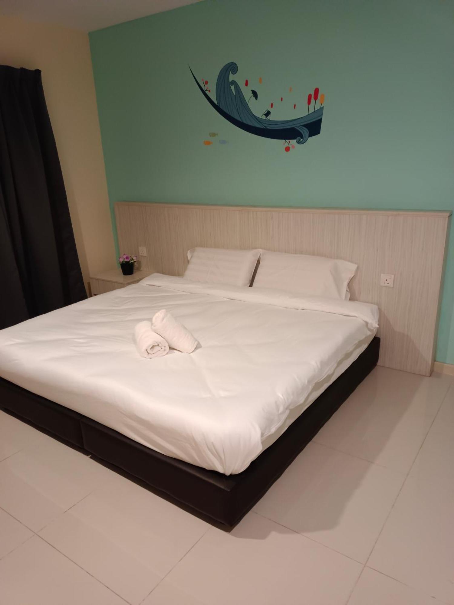 Glossy Marina Apartment
