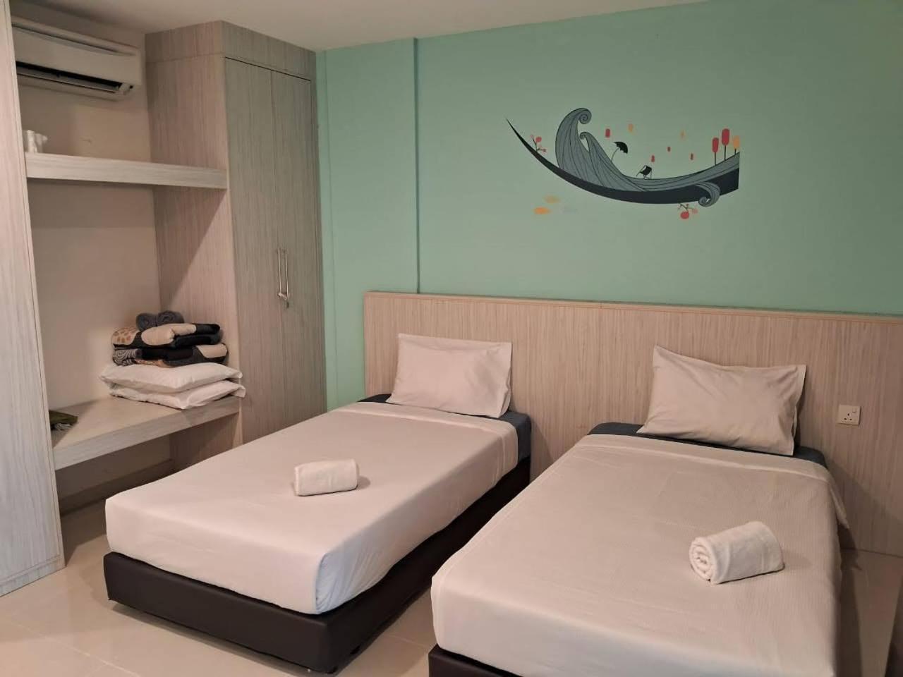 Glossy Marina Apartment *