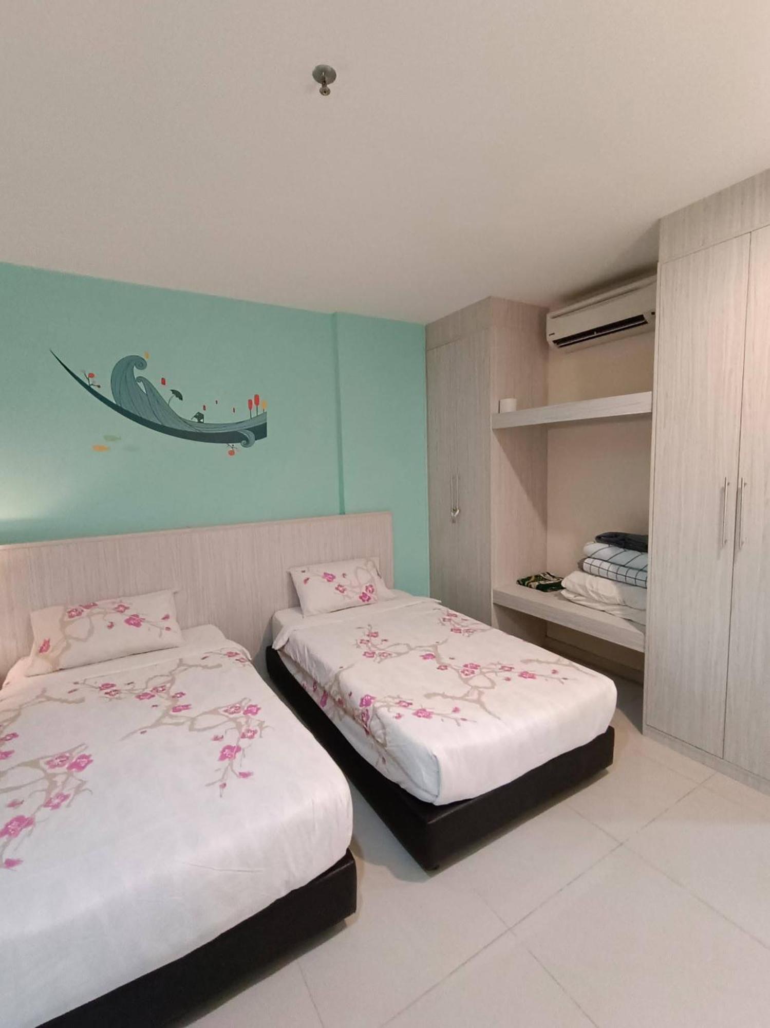 Glossy Marina Apartment *